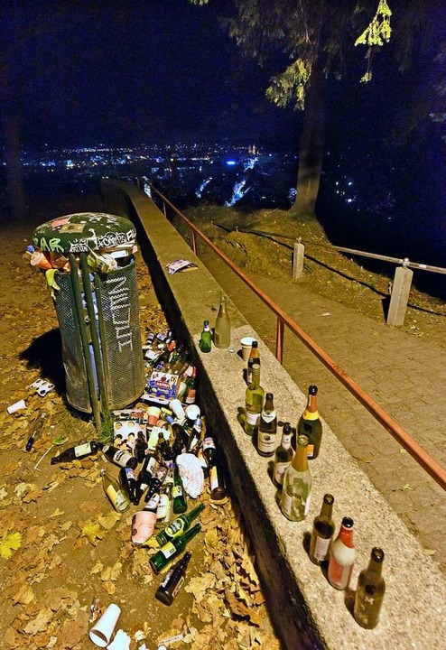 Auch ohne große Feiern reicht der Mülleimer am Kanonenplatz nicht aus.  | Foto: Michael Bamberger