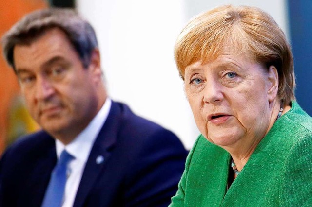 Bundeskanzlerin Angela Merkel und Baye...er bei einer frheren Corona-Beratung.  | Foto: Michele Tantussi (dpa)