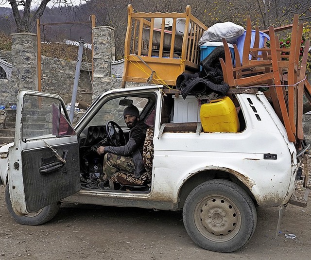 Mit Hab und Gut wird Berg-Karabach verlassen.  | Foto: Dmitry Lovetsky (dpa)