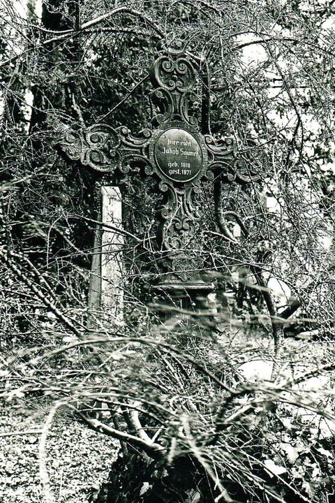 Ursprünglich erinnerte die Inschrift auf diesem Holzkreuz an Jakob Saumer.  | Foto: Archiv Hans Sigmund