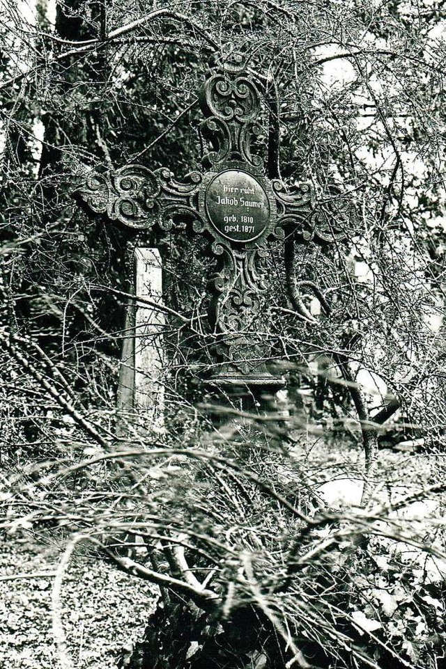 Ursprnglich erinnerte die Inschrift auf diesem Holzkreuz an Jakob Saumer.  | Foto: Archiv Hans Sigmund