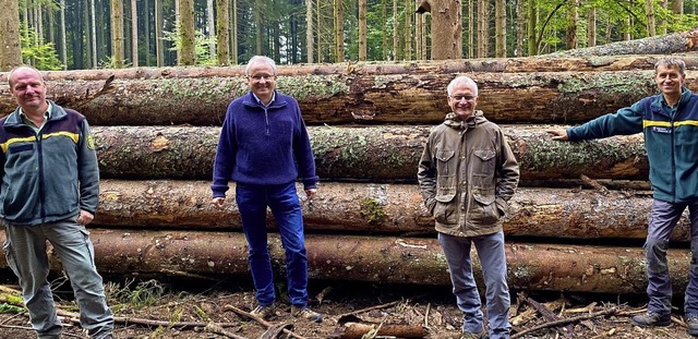 Waldbegehung in Zell mit  (von links) ...nheiner und Revierfrster Rolf Berger.  | Foto: Stadt Zell