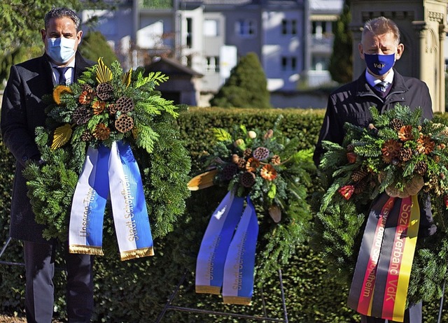 Brgermeister Dirk Harscher (links) un...m Schopfheimer Friedhof Krnze nieder.  | Foto: Stadt Schopfheim