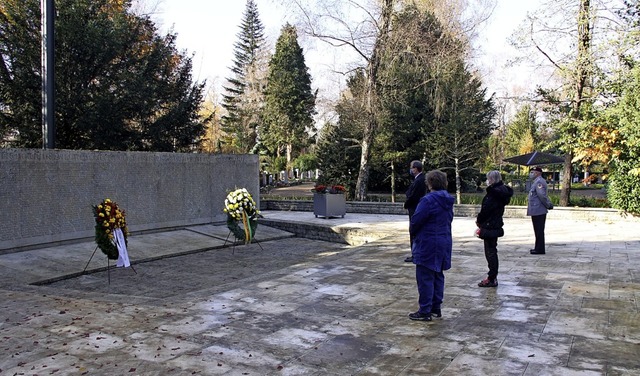 Heidi Wei (Sozialverband VdK), Stadtr...Ehrenmal auf dem Rheinfelder Friedhof   | Foto: Stadt Rheinfelden