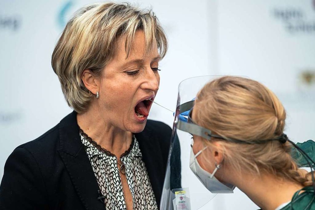 Wirtschaftsministerin Nicole Hoffmeist...sentation als Probandin zur Verfgung.  | Foto: Sebastian Gollnow (dpa)