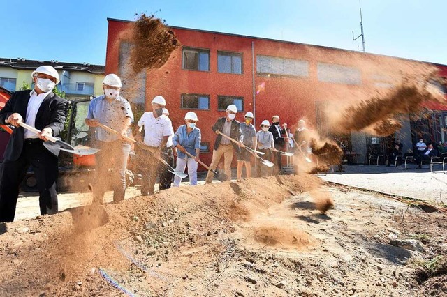 Da fliegt der Sand. Und manchmal staubt&#8217;s beim  Spatenstich.  | Foto: Rita Eggstein