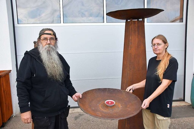 Klaus und Monika Wunderle zeigen die Feuerschalen, das  neue  Geschftsfeld.  | Foto: Horatio Gollin