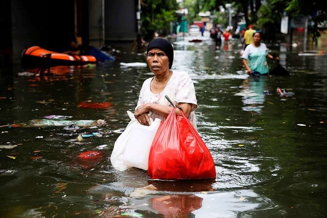 Anfang Januar im indonesischen Jakarta... Groraums rund um die Millionenstadt.  | Foto: Dita Alangkara (dpa)