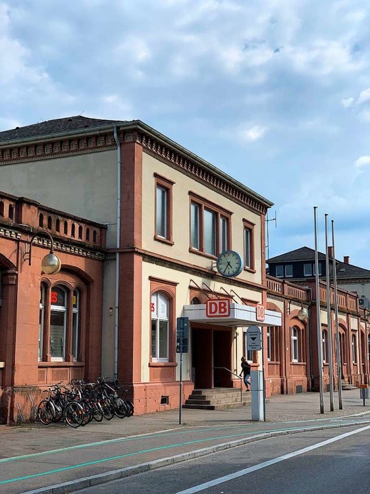 Die Fassade des Offenburger Bahnhofs wird saniert.  | Foto: Helmut Seller
