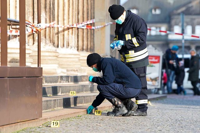 Polizisten am 25. November 2019 in Dre...nbruch in die Schatzkammer in Dresden.  | Foto: Sebastian Kahnert (dpa)