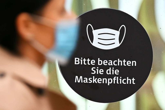 Die Neufassung des Infektionsschutzges...ht bis zur Schlieung von Restaurants.  | Foto: Arne Dedert (dpa)