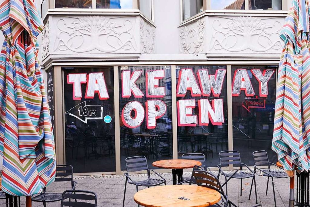 Seit zwei Wochen drfen Restaurants im...nur noch Essen zum Mitnehmen anbieten.  | Foto: Annette Riedl (dpa)