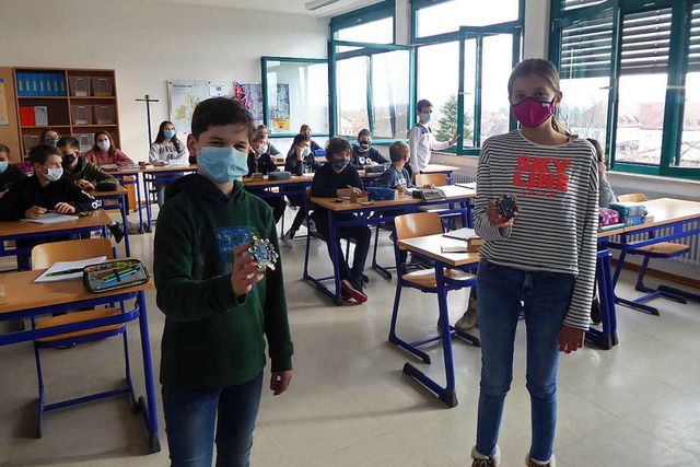 Emil und Lina in der Klasse 7b mit zwe...d der Coronapandemie das Signal geben.  | Foto: Manfred Frietsch