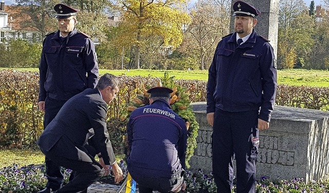 Kranzniederlegung am Ehrenkreuz: Brgermeister Volker Kieber  | Foto: Stadt Bad Krozingen