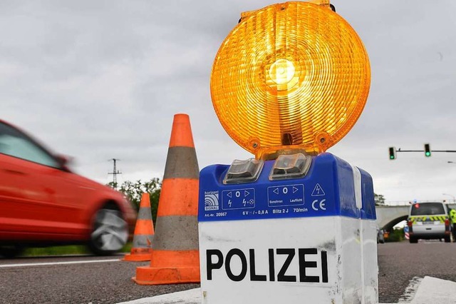 Die Polizei hat am Dienstag zahlreiche Kleintransporter kontrolliert.  | Foto: Hendrik Schmidt (dpa)