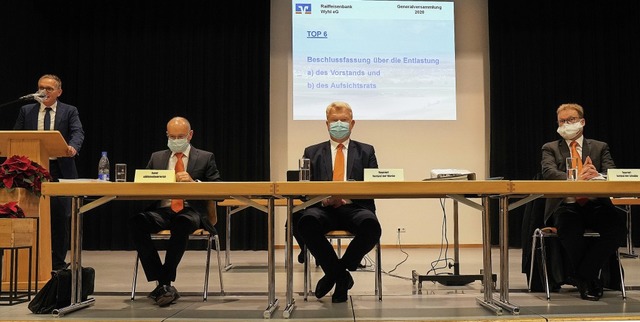 Hauptversammlung der Raiffeisenbank Wy...Thomas Mamier und Winfried Schneider.   | Foto: Jrgen Schweizer