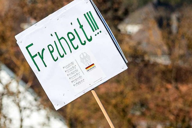 Demonstrationen gegen Corona-Auflagen ...ie Auflagen mssen eingehalten werden.  | Foto: Armin Weigel (dpa)