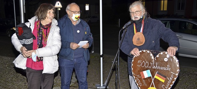 Susanne Rousselot und  Andr Hatz (Zwe...ammenarbeit ein groes Lebkuchenherz.   | Foto: Hans-Jochen Voigt