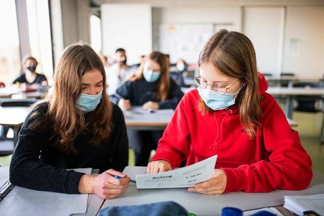 Wie soll es in der Pandemie an den Schulen weitergehen?  | Foto: Matthias Balk (dpa)
