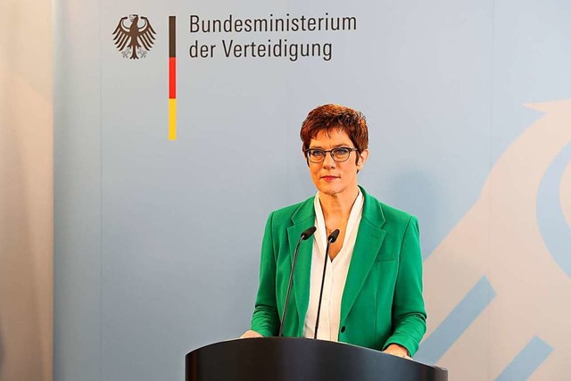 Bundesverteidigungsministerin Annegret... im Bundesministerium der Verteidigung  | Foto: Sebastian Wilke (dpa)