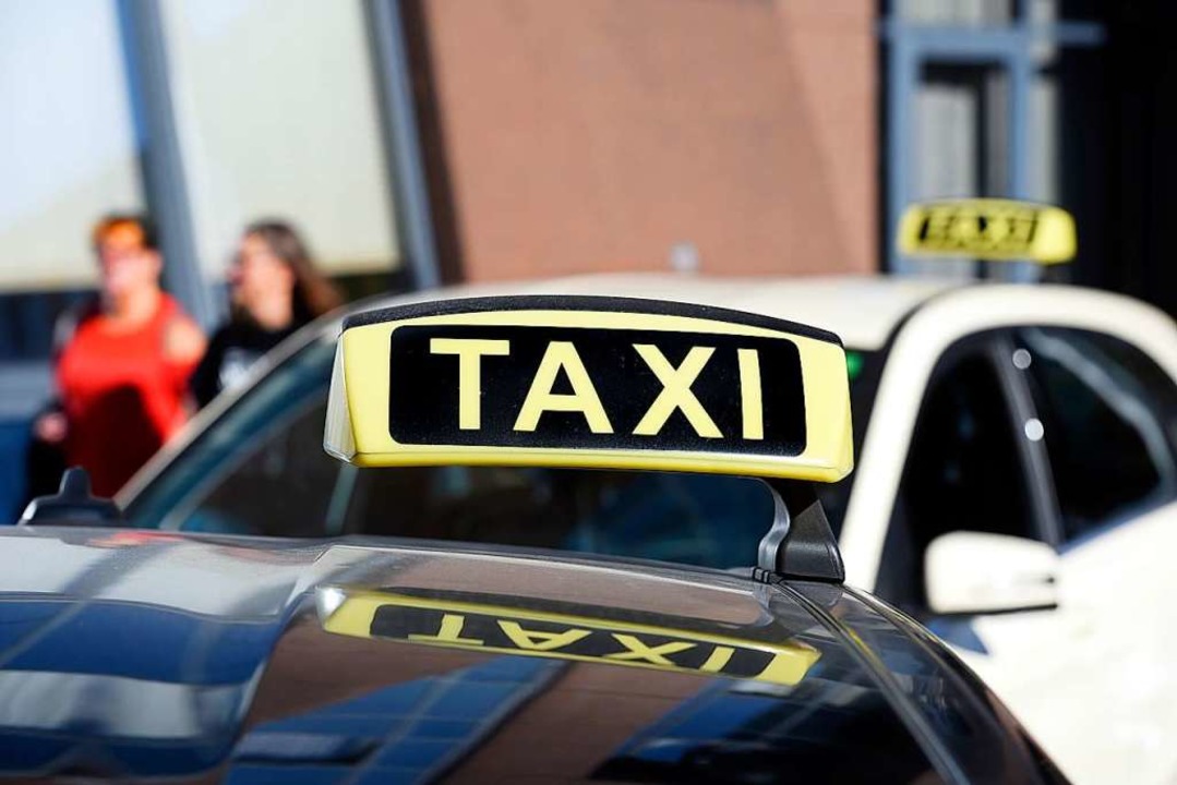Taxifahrer streift entgegenkommenden Pkw und flüchtet Freiburg Badische Zeitung