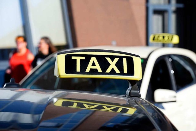 Die Polizei sucht einen Taxifahrer, de...anderen Pkw gestreift hat. Symbolbild.  | Foto: Thomas Kunz