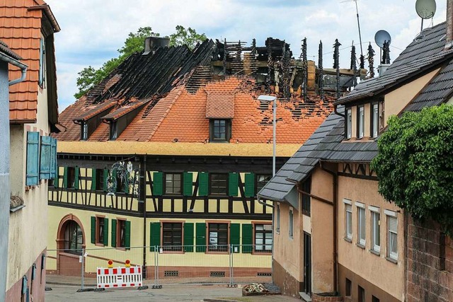 Das durch den Brand im Juni 2020 beschdigte ehemalige Gasthaus Lwen  | Foto: Sandra Decoux-Kone