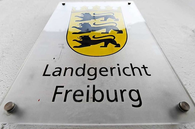 Vor dem Landgericht Freiburg muss sich...s zu einer Zwlfjhrigen verantworten.  | Foto: Patrick Seeger (dpa)