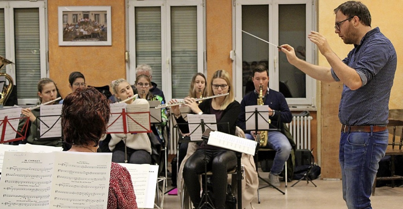 Der neue Dirigent Dennis Droll bei Proben im Januar  | Foto: Annika Sindlinger