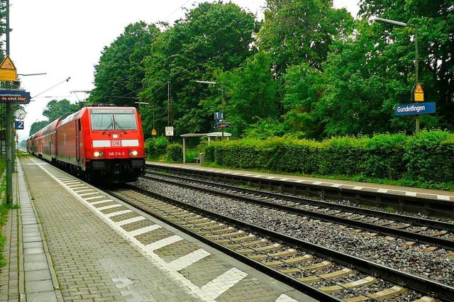 Jetzt halten die Regionalbahnen auch wieder am Gundelfinger Bahnhof.  | Foto: Nina Herrmann