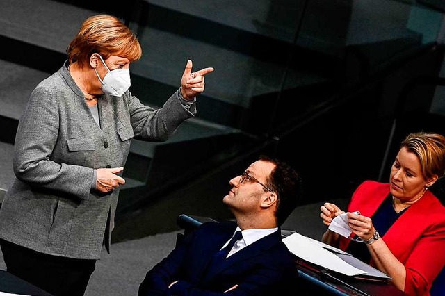 Bundeskanzlerin Angela Merkel bert si...ag mit Gesundheitsminister Jens Spahn.  | Foto: TOBIAS SCHWARZ (AFP)