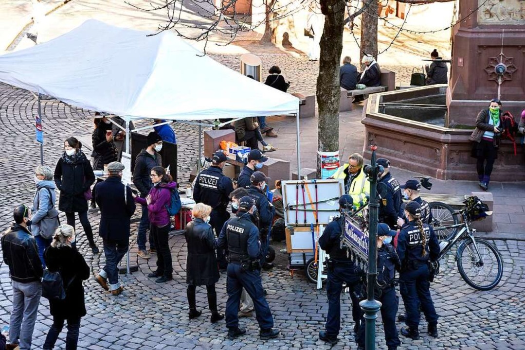 Die Polizei kontrolliert am Infostand ...ob die Maskenpflicht eingehalten wird.  | Foto: Thomas Kunz