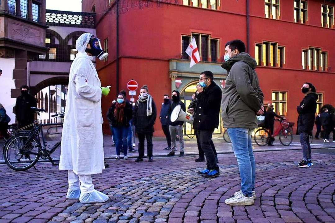 Die Gegendemo trifft auf einen kostmi...Kritiker des Infektionsschutzgesetzes.  | Foto: Thomas Kunz