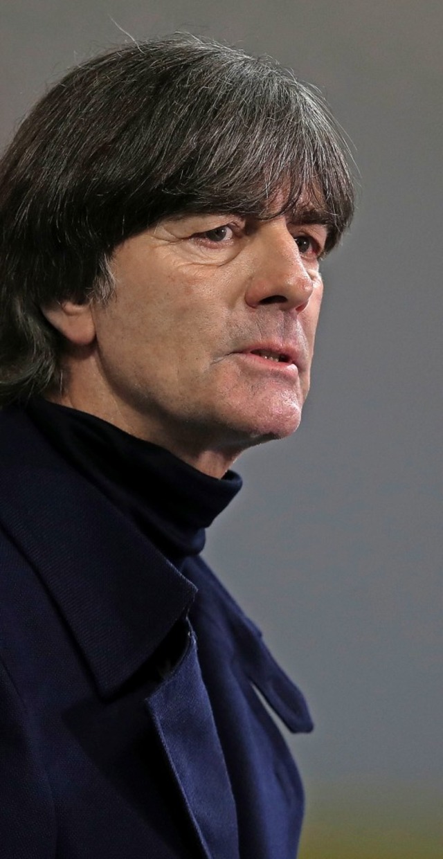 Bundestrainer Joachim Lw wirkte ratlos und fast schon apathisch.  | Foto: RONNY HARTMANN (AFP)