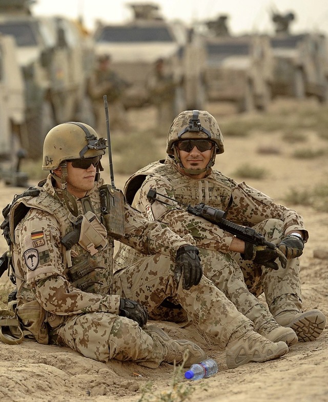 Bundeswehrsoldaten machen whrend eine...in der  afghanischen Wste eine Pause.  | Foto: Maurizio Gambarini