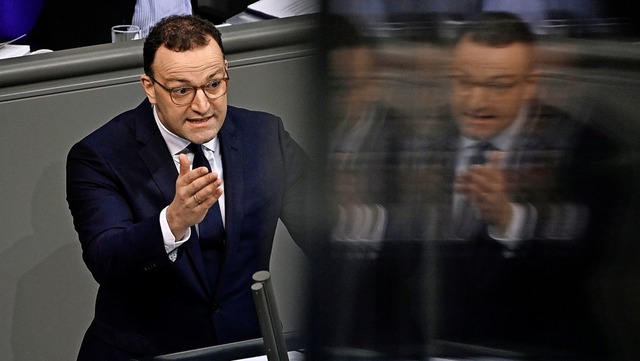 Der zustndige Minister Jens Spahn wir...in das Krisenmanagement der Regierung.  | Foto: TOBIAS SCHWARZ (AFP)