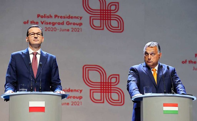 Mateusz Morawiecki (l), Ministerprsid...r Orban, Ministerprsident von Ungarn.  | Foto: Czarek Sokolowski (dpa)