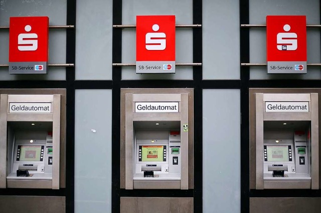 Geld am Sparkassen-Automaten zu ziehen... nicht mehr mglich sein (Symbolbild).  | Foto: Oliver Berg