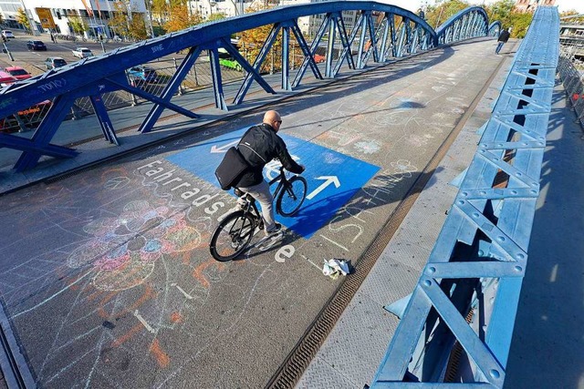 Die blaue Brcke ist Freiburgs Fahrrad..., die nun fr Autos unterbrochen wird.  | Foto: Ingo Schneider