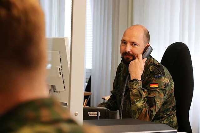 Feldwebel Thomas Hintz von der Deutsch...bereits bei der Kontaktnachverfolgung.  | Foto: Markus Bayer