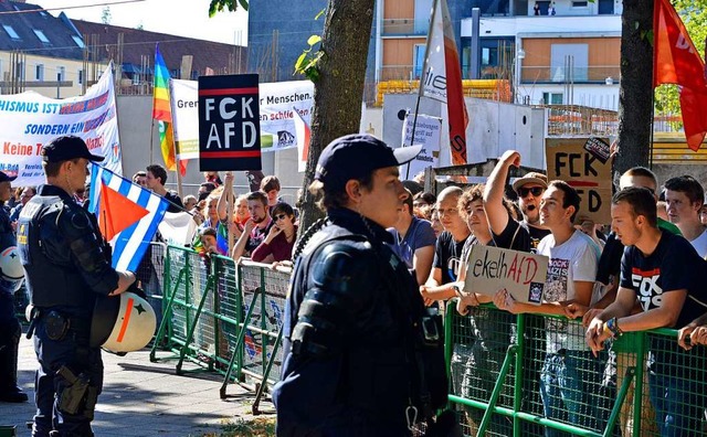 FCK-AFD-Schilder bei einer Demonstrati...rgerhaus Zhringen im September 2017.  | Foto: Michael Bamberger