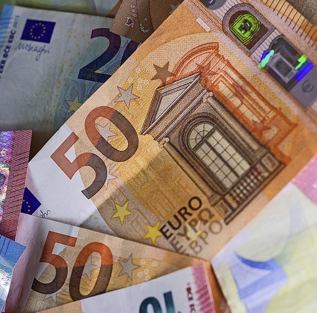 6,2 Millionen Euro nahm Denzlingen im Jahr 2019 durch die  Gewerbesteuer ein.  | Foto: Monika Skolimowska (dpa)