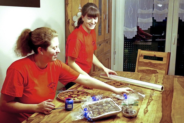 Kim Schwaab (links) und Nadine Woldrich verpacken die Linzertorten.   | Foto: Eva Korinth