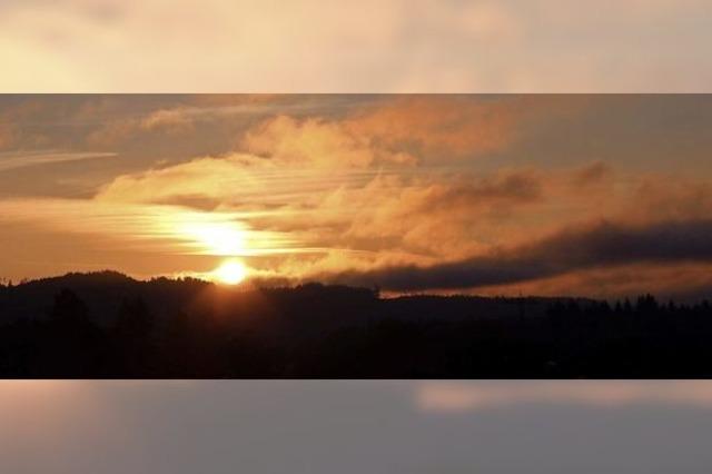 Ein traumhafter Anblick: Der Sonnenaufgang ber den Dchern von Schwrstadt
