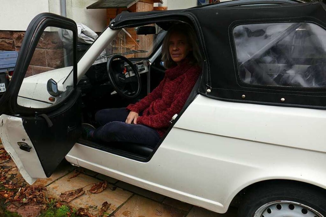 Hanna Brummack hat ihren Fiat 126 Cabrio eigenhändig zum Elektro-Mobil umgebaut.  | Foto: Marius Alexander