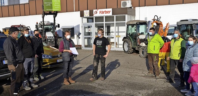 Martin Schwenkel (Mitte) im Gesprch m...en nach besseren Preisen berreichte.   | Foto: Michael Strter