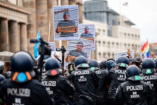 Die Polizei drngte die Teilnehmer der...en die Corona-Einschrnkungen  zurck.  | Foto: Fabian Sommer (dpa)