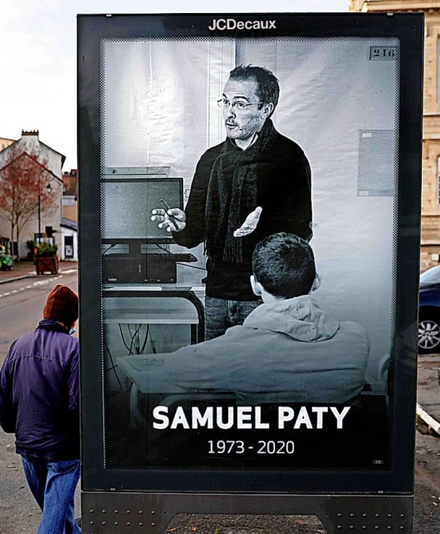 Ein Plakat erinnert den getteten Lehrer Samuel Paty.  | Foto: THOMAS COEX (AFP)
