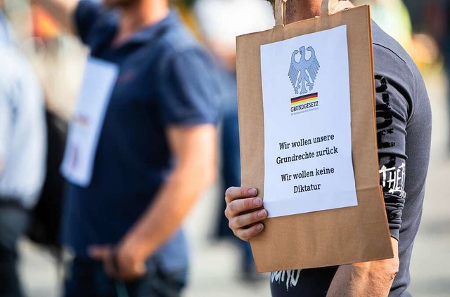 Bei einer Demonstration gegen die Corona-Manahmen in Stuttgart  | Foto: Christoph Schmidt (dpa)