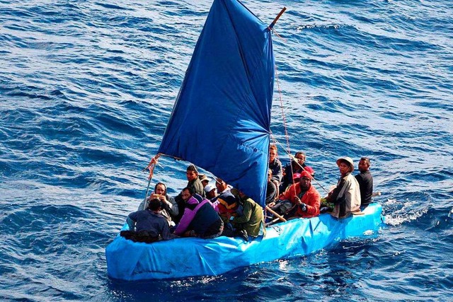 Flchtlinge in einem Schlauchboot  | Foto: Us Coast Guard